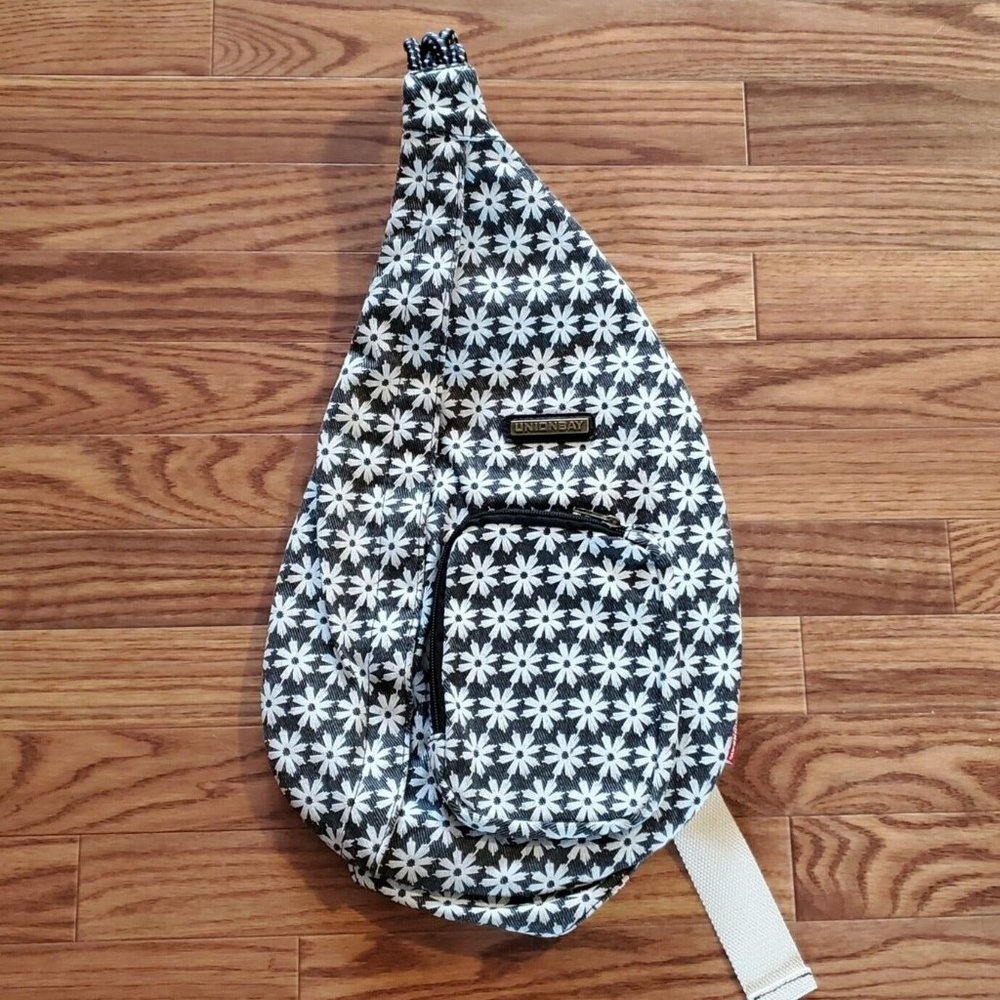 Union Bay Shoulder Crossbody Bag Purse Black White Daisies Floral Handbag